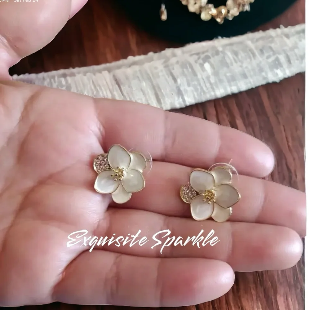🌸GoldTone Polychrome White Hibiscus Flower Post Back Earrings